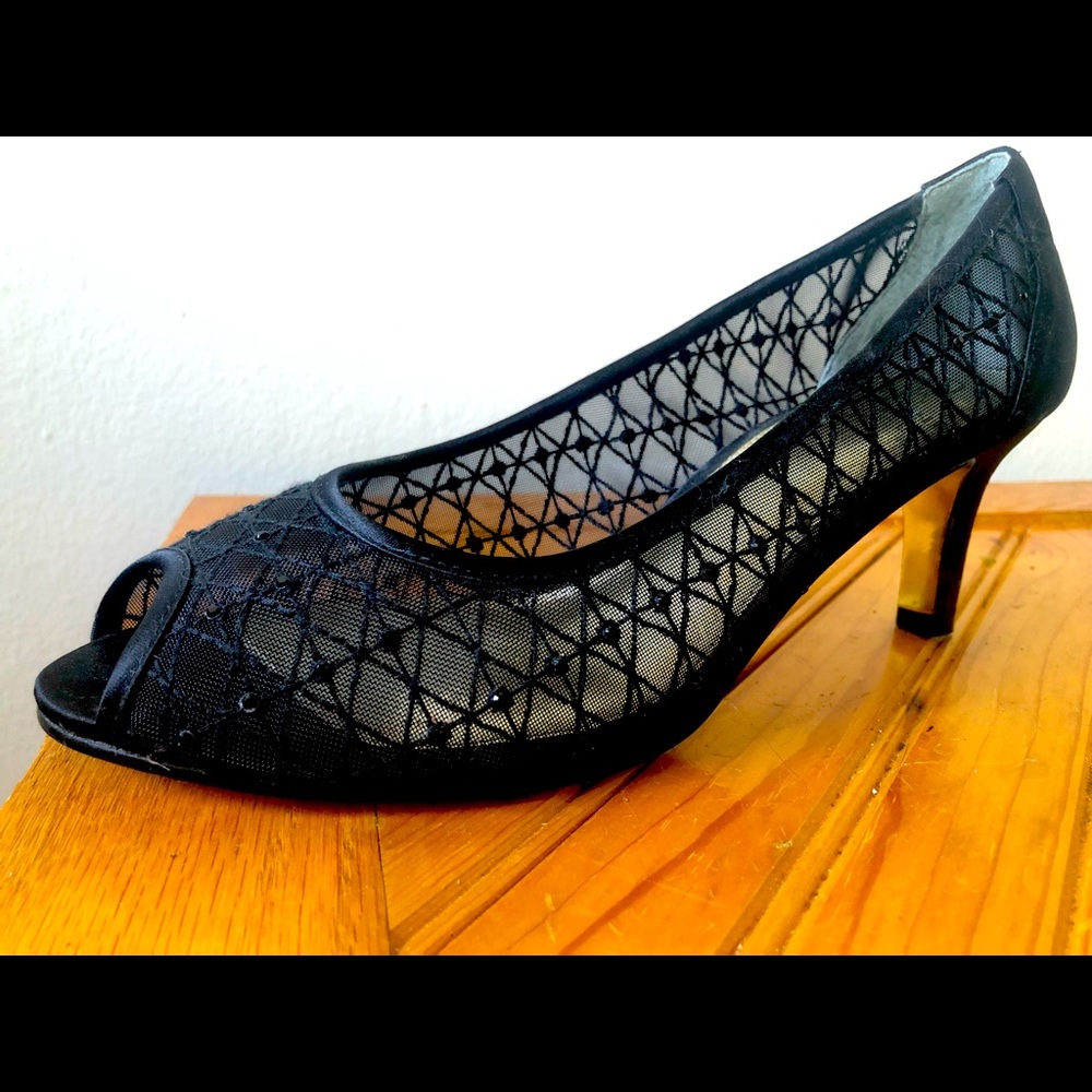 EUC Adrianna Papell 2.5” Black Peep Toe Heels